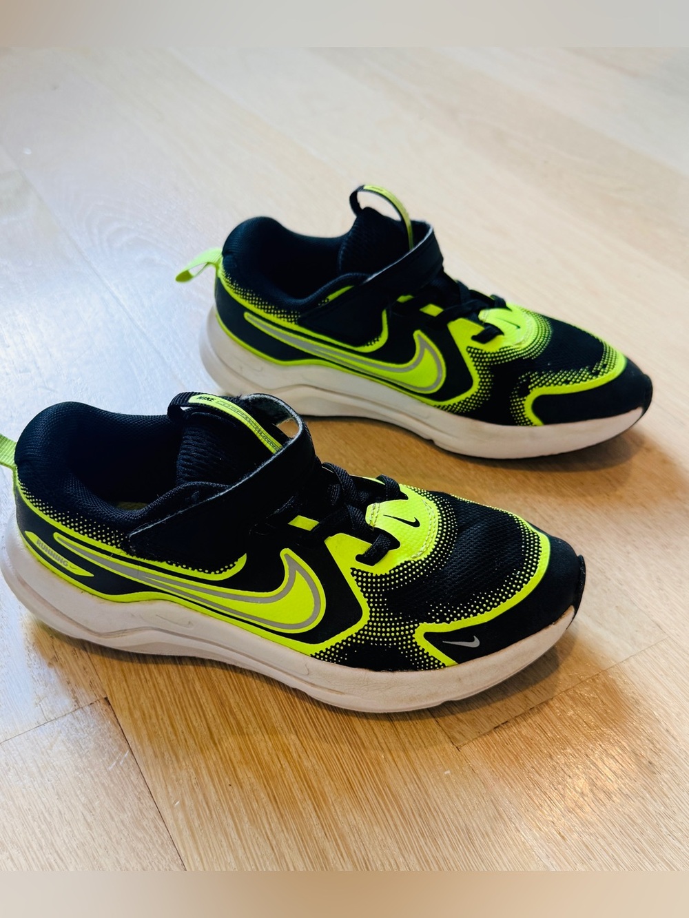 Nike Kids' Cosmic Runner Running Shoe Little Kid - Black/Volt - Size 1Y